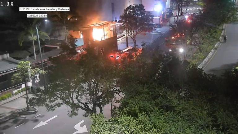 VIDEO: Incendio dentro de una discoteca en Urdesa causó alarma la madrugada de este lunes