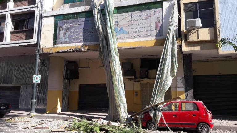Colapsó estructura de un edificio en el centro de Guayaquil