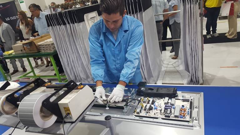 ¿Cómo se ensambla un televisor?