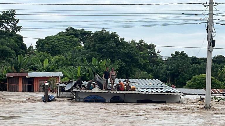 Potentes lluvias en Esmeraldas dejan casas afectadas, vías cortadas y miles de damnificados.