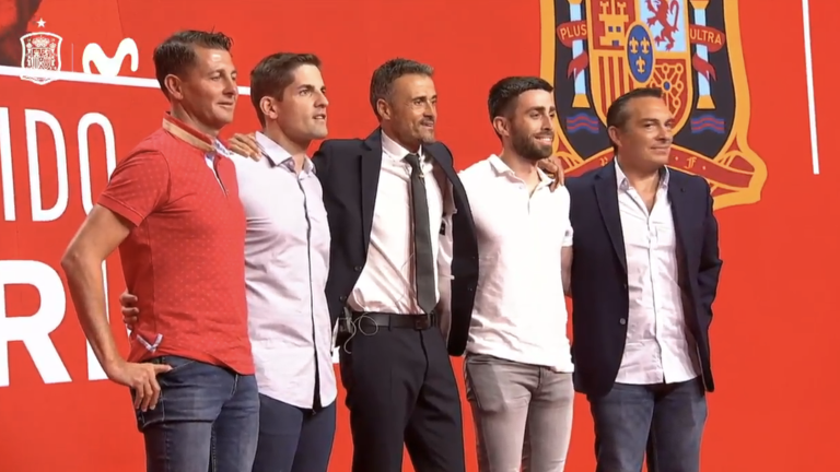 $!Luis Enrique (centro) junto a Robert Moreno (a su derecha) y su equipo de trabajo.