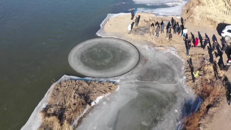 Un enorme disco de hielo sorprende a China al girar solo sobre un río