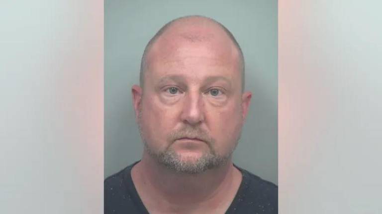 $!Timothy James Krueger, Sr., 49, de Duluth fue detenido en su residencia en Cardinal Lake Drive el jueves 4 de agosto de 2022.