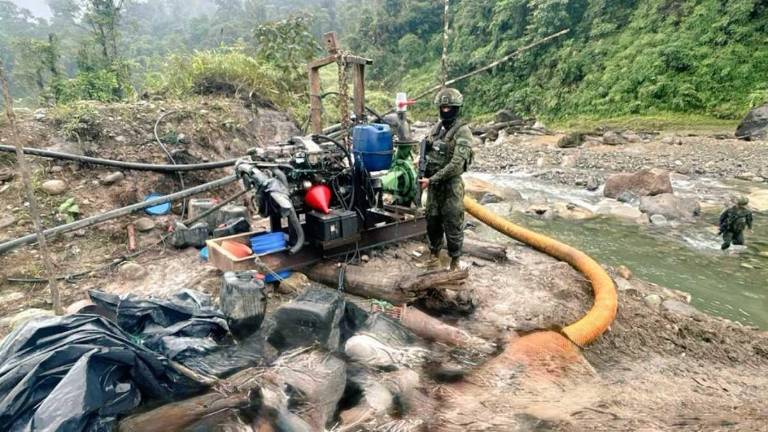 Ejército destruye 25 campamentos de minería ilegal en Esmeraldas