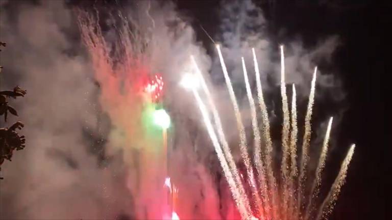 Imagen captada de los fuegos artificiales insonoros en la isla Santa Cruz, Galápagos, durante las celebraciones de Fin de Año.