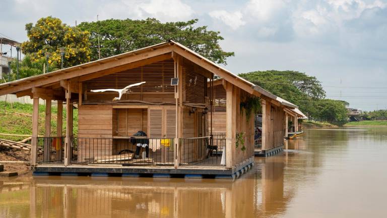 $!Fotografía de una casa flotante restauradas por Natura Futura, a orillas del Río Babahoyo.