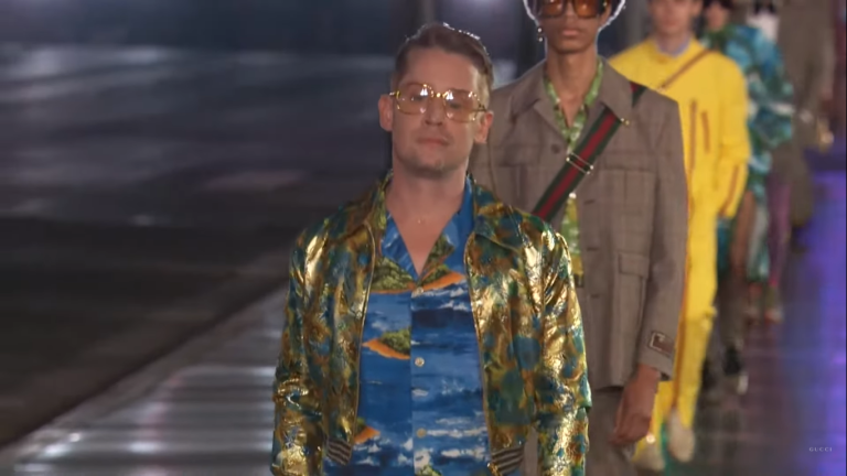 VIDEO: Macaulay Culkin sorprende como modelo en la pasarela de Gucci