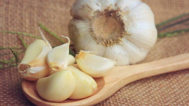 ¿Por qué se recomienda dormir con un ajo bajo la almohada?