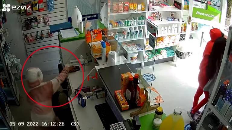 Impactante: cámara capta a una niña cuando entra a robar en una farmacia de Ambato