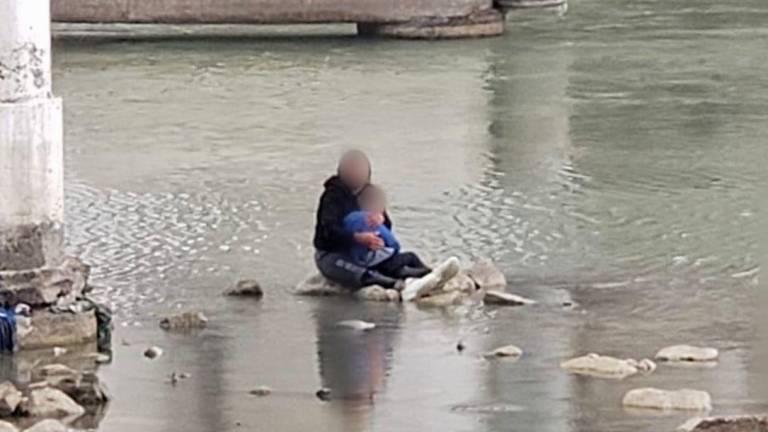 Madre e hijo ecuatorianos son rescatados en medio de un río cuando intentaban cruzar a EEUU