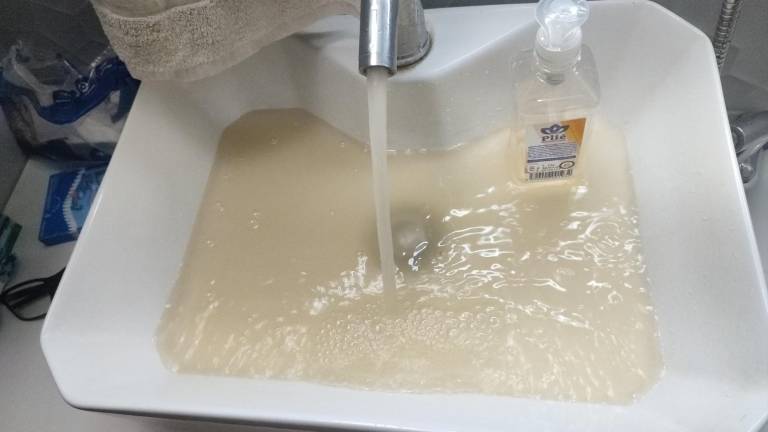 Urbanizaciones de Daule reportan agua potable turbia y Arcsa despliega controles inmediatos