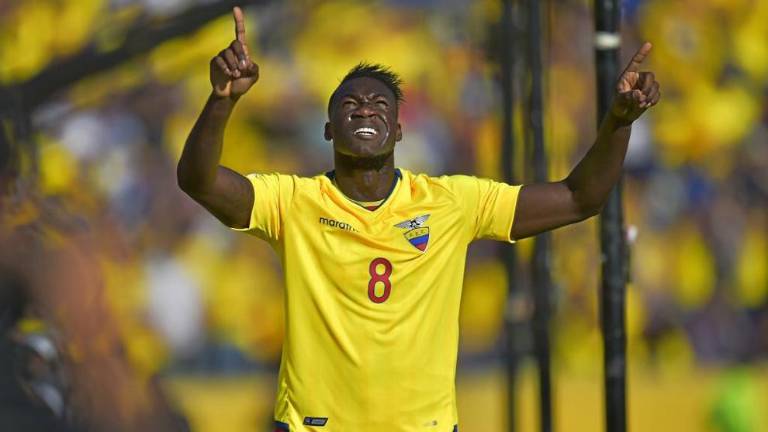Felipe Caicedo celebra el gol que le marcó a Uruguay por las eliminatorias sudamericanas rumbo a Rusia 2018.