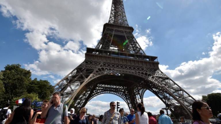 Evacúan la Torre Eiffel debido a un hombre visto escalando el monumento