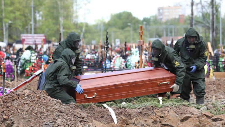Rusia registra nuevo récord de fallecidos por COVID-19