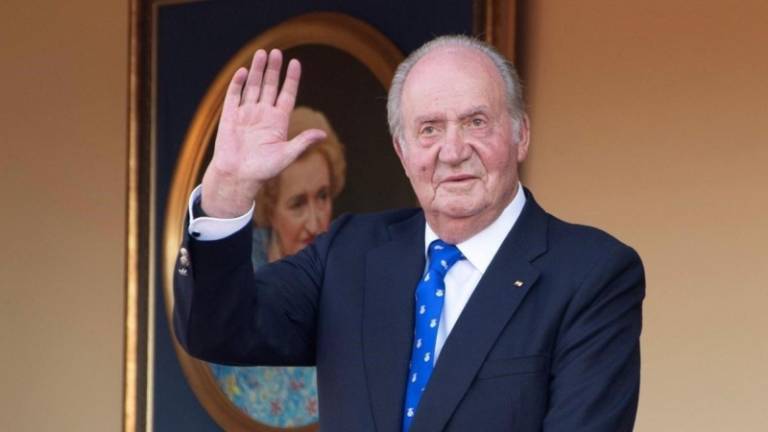 Rey emérito Juan Carlos I abandona España en medio de escándalo