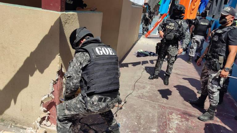 Requisa en cárceles de Guayaquil y Latacunga: se encontró objetos prohibidos hasta en las paredes