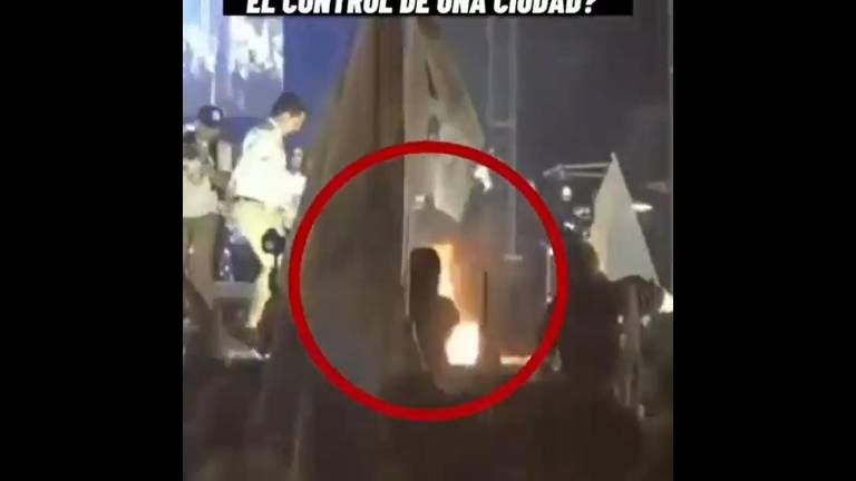 Un joven terminó en vuelto en llamas durante un mitin político.