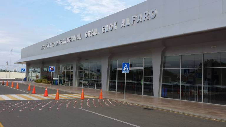Reinicia operación comercial en aeropuerto de Manta