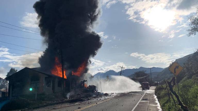 Tanquero se estrelló contra dos casas en sector de Cañar, lo que provocó impactante incendio
