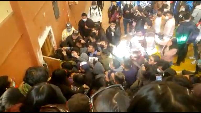Suben a 4 las muertes tras una estampida en una universidad boliviana