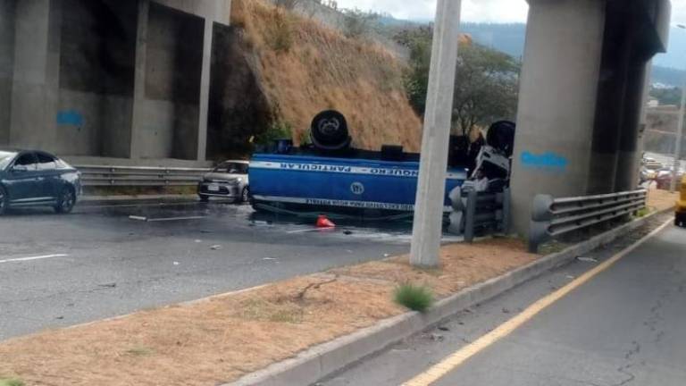Quito: Volcamiento de tanquero provoca cierre parcial en la Ruta Viva