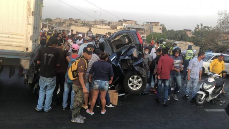 Aparatoso accidente de tránsito se registra en la vía Perimetral