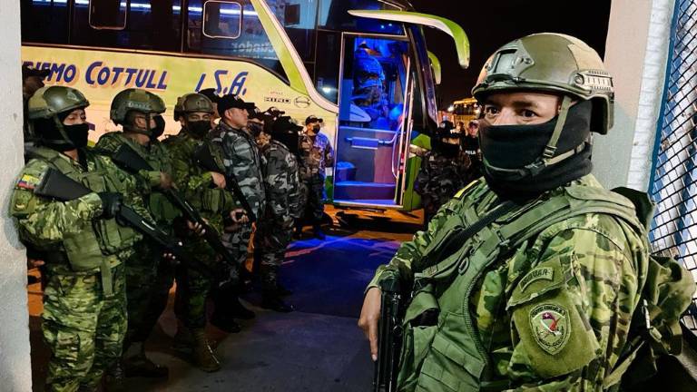 $!Trasladan presos a otras cárceles tras matanza en Cotopaxi que dejó 16 muertos, la mayoría desmembrados