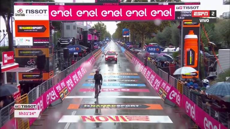 Ciclista ecuatoriano Jhonatan Narváez logró triunfo histórico al ganar la etapa 12 del Giro de Italia