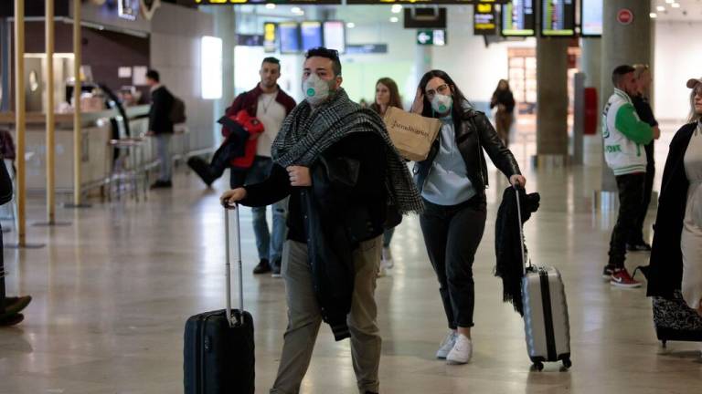 Europa aumenta restricciones para los viajeros debido a la pandemia