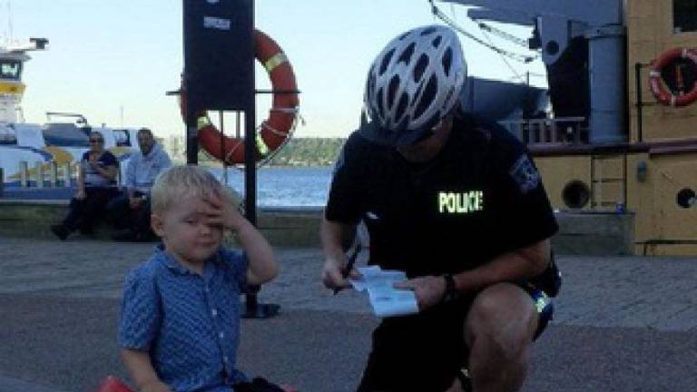 Niño de 3 años es multado por parquear mal su moto de juguete