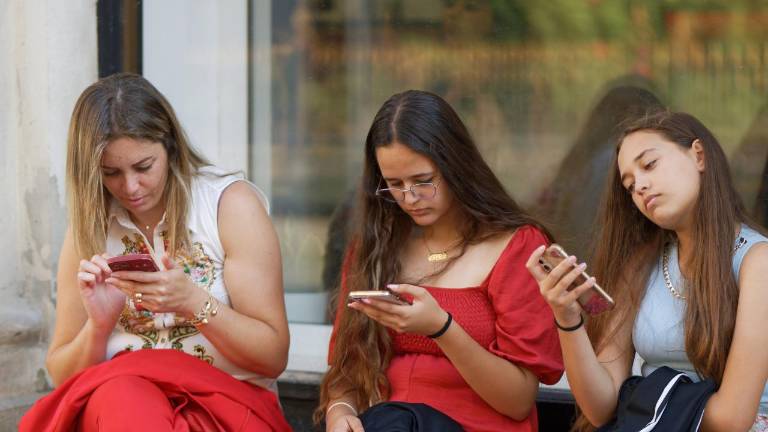 8M | La inteligencia artificial amplifica los sesgos de género: modela a las mujeres como 'más frágiles'