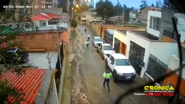 Un hombre se lanzó al río para evitar su captura en Cuenca