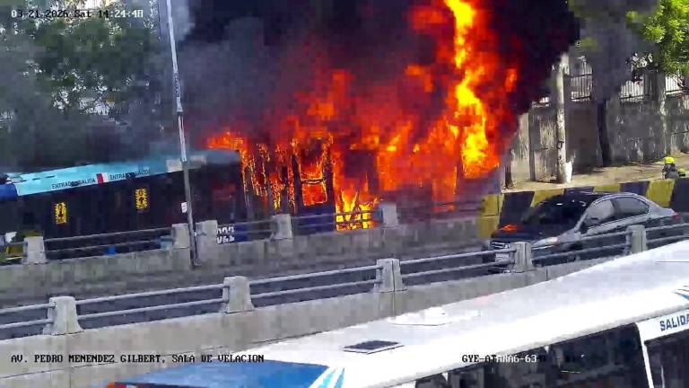 Incendio consume unidad de la Metrovía en centro-norte de Guayaquil y genera alarma