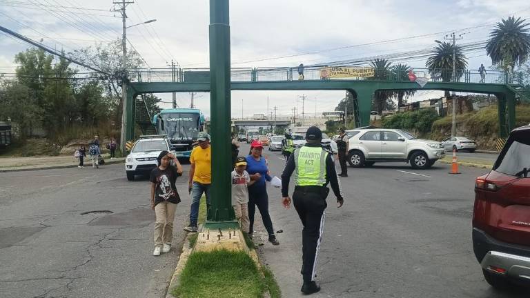 $!Cierres viales por protestas en Quito.