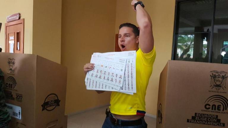 Espinel asegura que "representa a la generación del cambio"