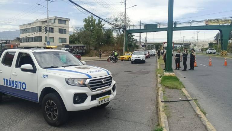 La Panamericana Norte permanece cerrada por manifestaciones en Quito