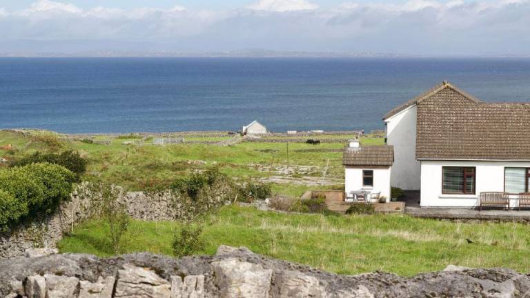 $!Irlanda ofrece hasta 90.000 dólares por mudarte a una de sus islas remotas: ¿Cuáles son los requisitos?