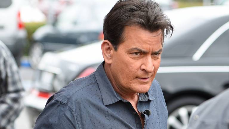 Le llueven mensajes ofensivos a Charlie Sheen en México