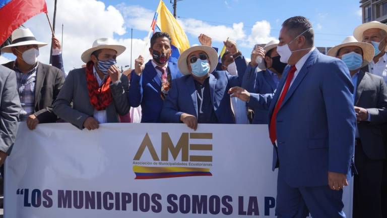 Alcaldes marchan en Quito para exigir al Gobierno que se deje sin efecto los recortes presupuestarios de los municipios