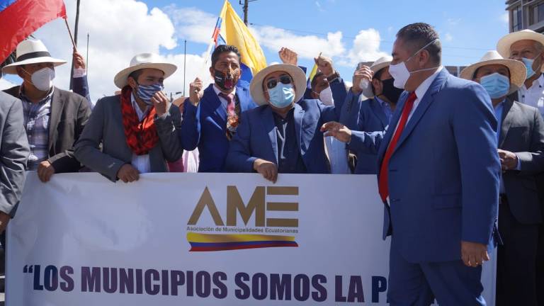 Alcaldes marchan en Quito para exigir al Gobierno que se deje sin efecto los recortes presupuestarios de los municipios