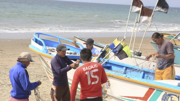 Ecuador controlará pesca por satélite tras advertencia de UE