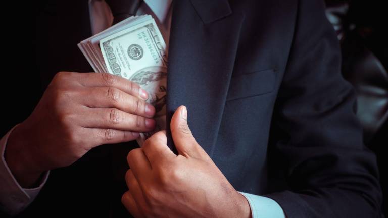 Exfuncionarios del IESS van a juicio por presunta concusión: pedían dinero a cambio de beneficios