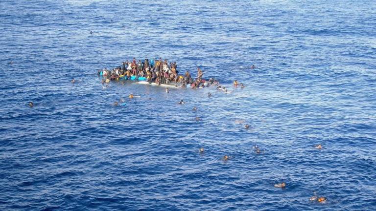 2.000 inmigrantes y 7 cadáveres, recuperados en el Mediterráneo