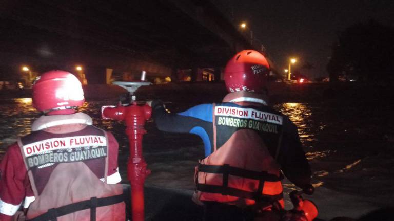 $!VIDEO: Así se logró rescatar a una mujer que se lanzó al río desde el Puente de la Unidad Nacional