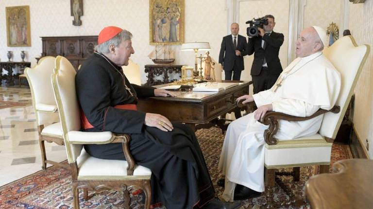 El papa Francisco se reúne con cardenal que fue absuelto de cargos por pederastia