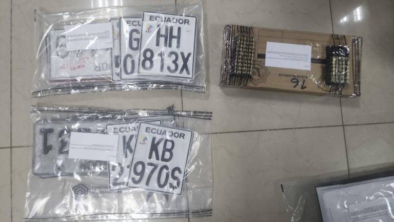 $!Placas irregulares en el poder de un agente de tránsito.