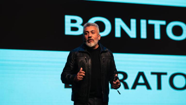 $!Sandro Meléndez (fundador de Motivarte Perú), exponiendo su tema a tratar Ventas Salvajes en la primera edición de Sin miedo al éxito.