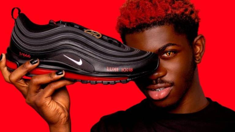Nike presenta una demanda por los zapatos satánicos de Lil Nas X