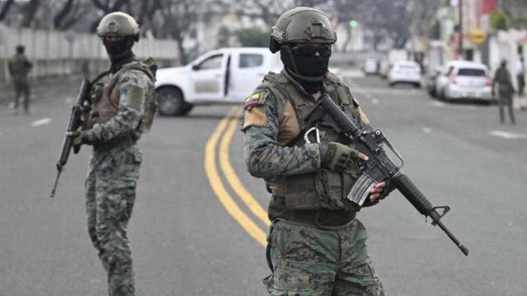 Fotografía de militares patrullando calles.