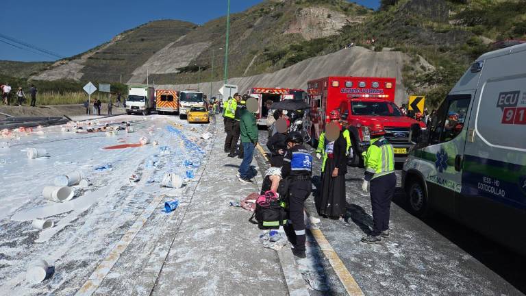 Quito: Al menos dos muertos y unos 40 heridos deja choque en la vía Panamericana Norte